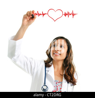Asian Indian medico donna disegno un heartbeat su sfondo bianco. Concetto medico Foto Stock