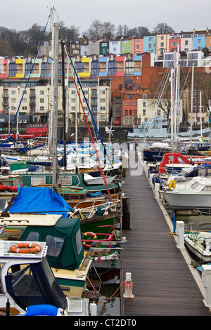 Posti barca in Bristol City docks in inverno dominato dalle colorate case e appartamenti Foto Stock