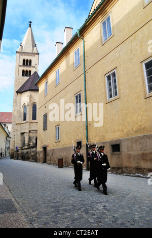 Cambio della guardia, Hradcany quartiere Castello, Praga, Repubblica Ceca - Mar 2011 Foto Stock