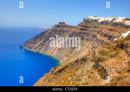 Vista di Imerovigli e Oia sul bordo del cratere della caldera di Santorini, Grecia Foto Stock