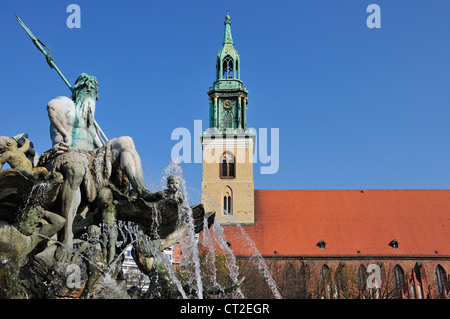 Berlino, Germania. Marienkirche / Chiesa di Santa Maria (13-15 thC) fontana di Nettuno Foto Stock