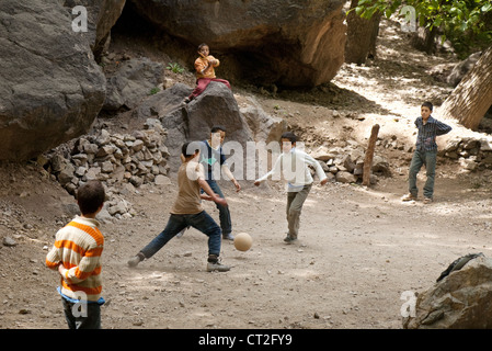 I bambini marocchini in Alto Atlante giocando a calcio calcio ( ), Marocco Foto Stock