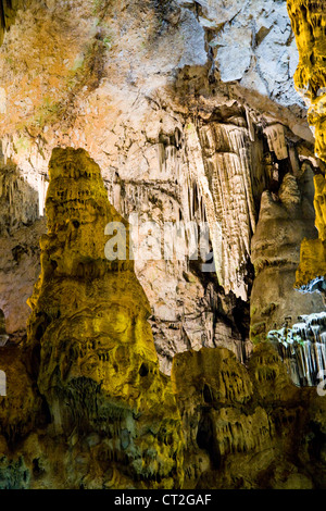 La formazione di roccia formazioni / / struttura / strutture all'interno di San Michele / Grotta di San Michele 's grotta a Gibilterra. Foto Stock