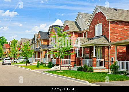 Suburban strada residenziale con mattoni rossi ospita Foto Stock