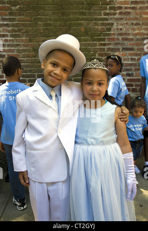 I partecipanti nell'annuale bambini evangelici's Parade il 3 Ave. in Spanish Harlem, NYC. Fratello e Sorella Foto Stock