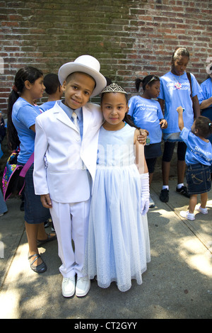 I partecipanti nell'annuale bambini evangelici's Parade il 3 Ave. in Spanish Harlem, NYC. Fratello e Sorella Foto Stock