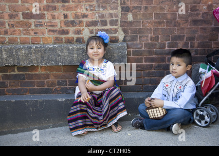 I partecipanti nell'annuale bambini evangelici's Parade il 3 Ave. in Spanish Harlem, NYC. Foto Stock