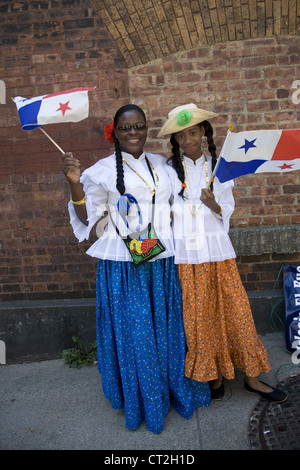 I partecipanti nell'annuale bambini evangelici's Parade il 3 Ave. in Spanish Harlem, NYC. Foto Stock