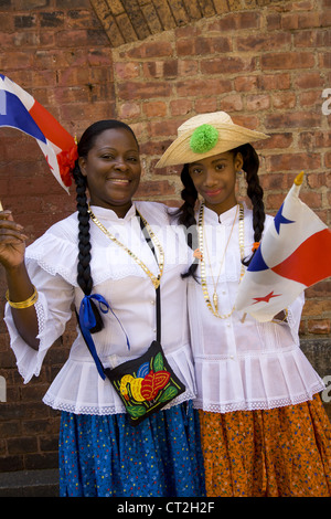 I partecipanti nell'annuale bambini evangelici's Parade il 3 Ave. in Spanish Harlem, NYC. Foto Stock