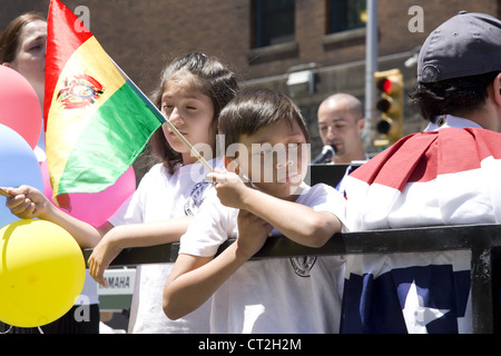 I partecipanti nell'annuale bambini evangelici's Parade il 3 Ave. in Spanish Harlem, NYC. Foto Stock