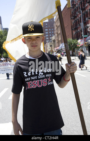 I partecipanti nell'annuale bambini evangelici's Parade il 3 Ave. in Spanish Harlem, NYC. Foto Stock