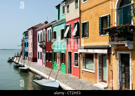 Vivacemente case dipinte su di Burano banchina principale - Venezia Italia Foto Stock