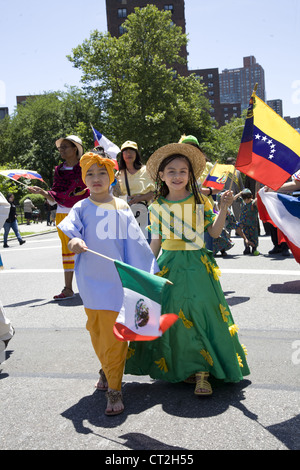 I partecipanti nell'annuale bambini evangelici's Parade il 3 Ave. in Spanish Harlem, NYC. Foto Stock