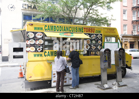 Il cibo gourmet venditore carrelli sono comuni in NYC come questa cucina cambogiano carrello parcheggiato su una strada del villaggio. NYC Foto Stock