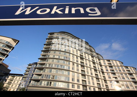 Appartamenti nel centro di Woking, Surrey, accanto alla stazione ferroviaria Foto Stock