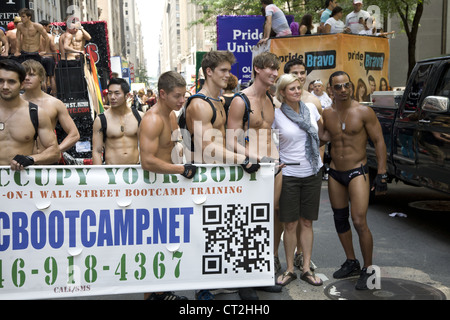 Gli uomini pubblicizzare per NYC Boot Camp una formazione e una palestra per il fitness a New York presso il Gay Pride Parade Foto Stock