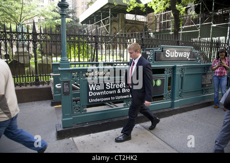 Wall Street Subway ingresso lungo Broadway a New York City. Foto Stock