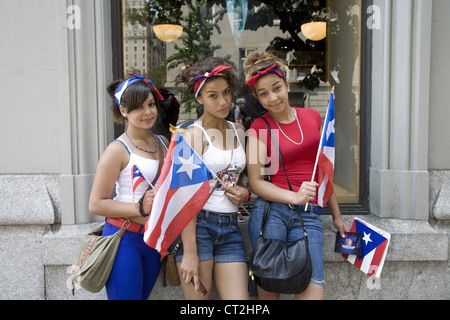 Puerto Ricans felicemente comportano per le foto durante il Puerto Rican Parade di New York City. Foto Stock