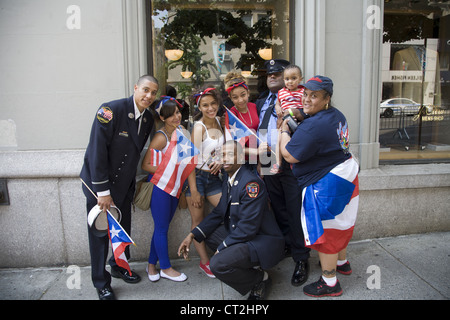 Puerto Ricans felicemente comportano per le foto durante il Puerto Rican Parade di New York City. Foto Stock