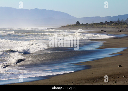 Gli interruttori del Pacifico ha colpito la spiaggia vicino a Oamaru, Nuova Zelanda 3 Foto Stock