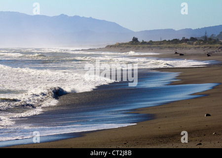 Gli interruttori del Pacifico ha colpito la spiaggia vicino a Oamaru, Nuova Zelanda 4 Foto Stock