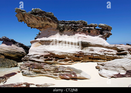 Rocce e formazioni rocciose sulla spiaggia sabbiosa tropicale di Khai Nai, Isola di Phuket, Tailandia Foto Stock