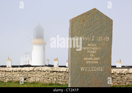 Pietra segno di benvenuto di Dunnett Capo Faro nella nebbia al punto più settentrionale del territorio continentale del Regno Unito. Dunnett Caithness in Scozia UK Foto Stock