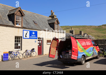 Lands End per John o' semole vacanze in bicicletta in furgone di supporto e biciclette al di fuori del Cafe a Bettyhill in Sutherland Scotland Regno Unito Foto Stock