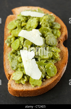 Fave su pane tostato Foto Stock