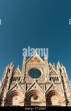 La facciata della Cattedrale di Siena (Duomo di Siena), Toscana, Italia Foto Stock