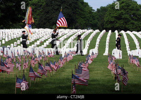 Soldati a piedi attraverso Clemet J Zablocki cimitero dei veterani di Milwaukee Wisconsin Foto Stock