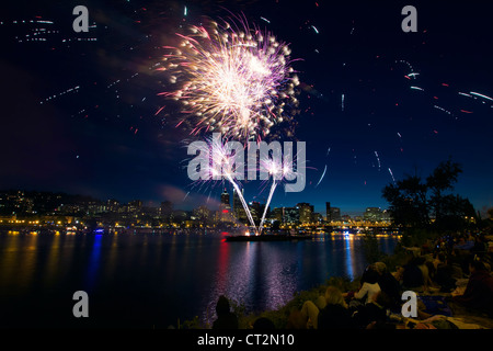 La gente a guardare i fuochi d'Artificio lungo le rive del fiume Willamette in Portland Oregon Foto Stock