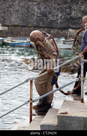 Deep Sea Diver in attrezzature antiquate in Mevagissey Foto Stock