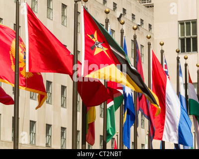 Bandiere nel Rockefeller Center di New York City Foto Stock