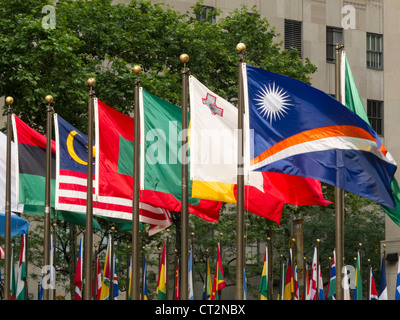 Bandiere nel Rockefeller Center di New York City Foto Stock