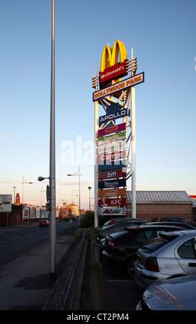 Macdonalds segno a Hollywood retail park, Barrow in Furness, Cumbria, Regno Unito Foto Stock