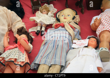 Bambole antiche in vendita in un mercato delle pulci, Francia Foto Stock