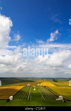 Villers-Bretonneux cimitero militare visto dalla Australian National Memorial, Somme Picardia, Francia Foto Stock