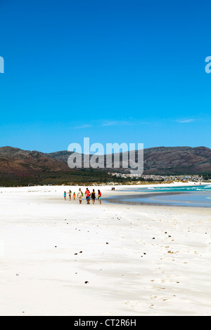 Famiglie camminando sulla spiaggia Noordhoek, Sud Africa Foto Stock