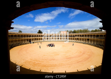 Bullring in Ronda aperto nel 1785, composizione di framing, vista dall'auditorium, uno dei più antichi arena in Spagna. Foto Stock