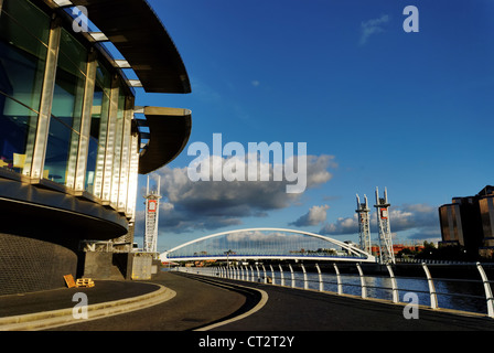 Sollevamento del millennio passerella e Lowry Art Gallery Foto Stock