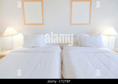 Interno della camera a due letti in hotel Foto Stock