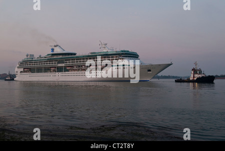 Lo splendore della nave da crociera dei mari entra a Venezia, in Italia, all'alba. La nave ora appartiene a Marella Cruises sotto il nome Marella Discovery Foto Stock