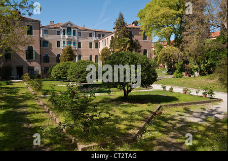 I giardini di Palazzo Zenobio (Ca' Zenobio degli Armeni), Venezia, Italia, noto anche come Collegio Armeno. Fu costruito nel 1690 Foto Stock