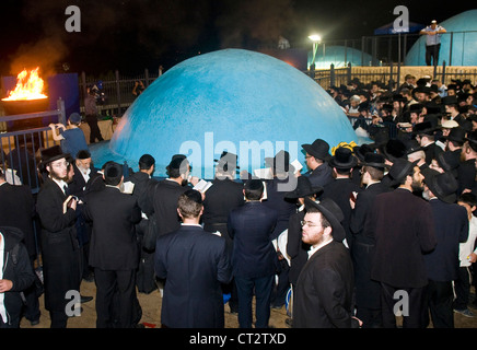 Gli ebrei ortodossi celebra Lag ba'omer in bar Yochai tomba in Meron , Israele Foto Stock