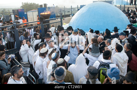 Gli ebrei ortodossi celebra Lag ba'omer in bar Yochai tomba in Meron , Israele Foto Stock