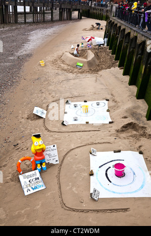 La scultura di sabbia sul Tamigi Foreshore a Londra Foto Stock