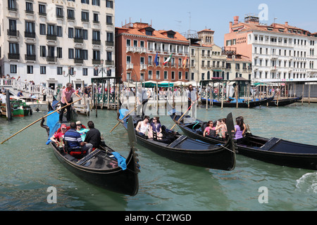 La gente di equitazione in gondole a San Marco sul Canal Grande di Venezia. Italia Foto Stock