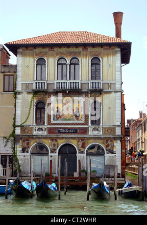 Edificio stupendamente decorato sul Canal Grande a Venezia Italia Foto Stock