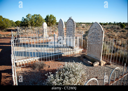 Cimitero con tombe e lapidi a Silverton, una città mineraria e film in posizione Outback Nuovo Galles del Sud, Australia Foto Stock